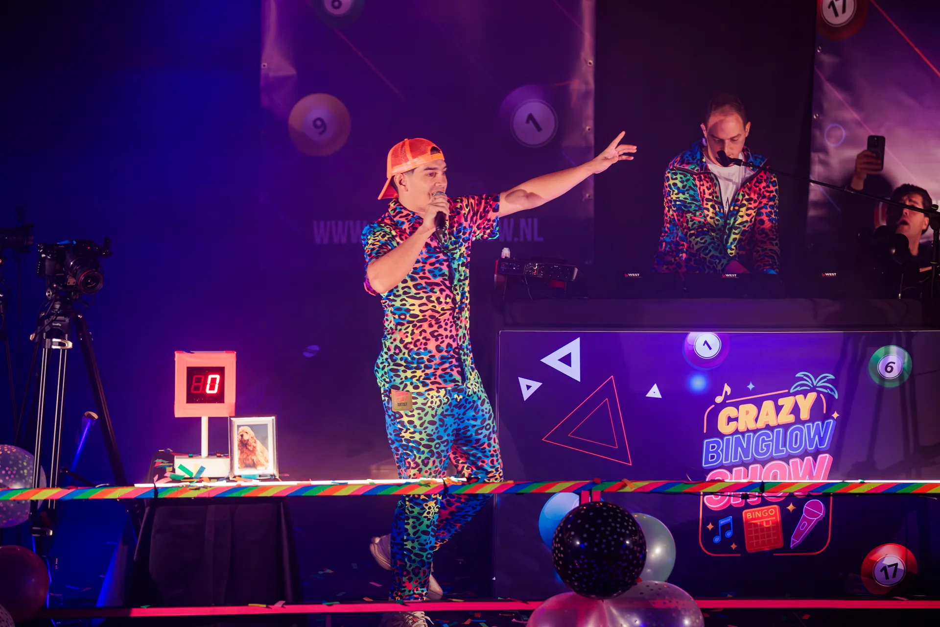 Showmaster op het podium tijdens The Crazy Binglow Show